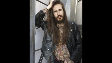 En esta fotograf&iacute;a de archivo del 20 de enero de 2017 Carlos Sadness posa en la Ciudad de M&eacute;xico. Sadness se inspir&oacute; en sus viajes por Latinoam&eacute;rica para su m&aacute;s reciente &aacute;lbum Tropical Jesus lanzado el 19 de junio de 2020.