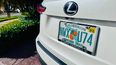 Vehículo de la marca Lexus con matrícula del estado de Florida estacionado en una zona residencial del condado.