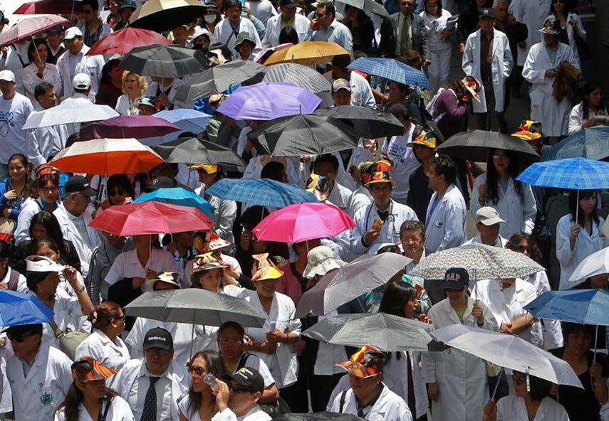 Los médicos mantienen protestas por un trato digno a sus compañeros. (EFE) 