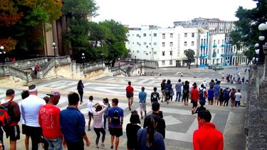 Estudiantes bajando la escalinata de la Universidad de La Habana.