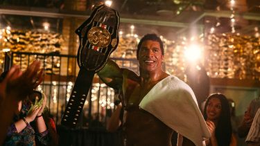 Dwayne Johnson da vida al luchador Mark Kerr en el filme La Máquina.