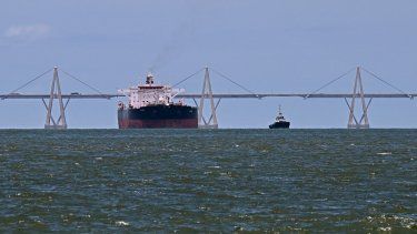 El petrolero Avril, con bandera de Guinea, espera su turno para cargar crudo en el lago de Maracaibo, estado Zulia, Venezuela, el 9 de mayo de 2025. Una fila de barcos esperaba su turno para cargar petróleo en el lago de Maracaibo el 9 de mayo de 2025, dos semanas antes de que la petrolera estadounidense Chevron suspendiera sus operaciones en Venezuela debido a las sanciones estadounidenses.&nbsp;