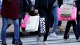 Varias personas cruzan una calle durante la celebración del Black Friday en Nueva York en noviembre de 2017.