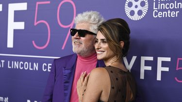 El director de cine Pedro Almodóvar y la actriz Penélope Cruz posan en el Festival de Cine de Nueva York.&nbsp;