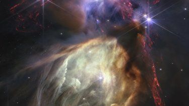 La imagen del primer aniversario publicada el miércoles 12 de julio de 2023 por la Oficina de Alcance Público del Instituto de Ciencias del Telescopio Espacial muestra el Telescopio Espacial James Webb de la NASA mostrando el nacimiento de una estrella como nunca antes se había visto, lleno de textura detallada e impresionista. El tema es el complejo de nubes Rho Ophiuchi, la región de formación estelar más cercana a la Tierra.