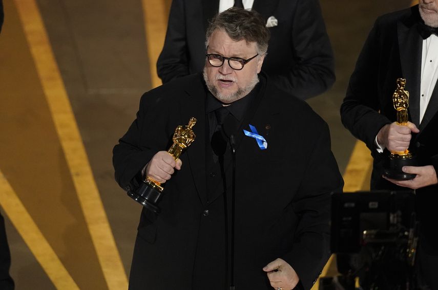 Guillermo del Toro recibe el Óscar a Mejor largometraje animado por Guillermo del Toros Pinocchio en los Premios de la Academia el domingo 12 de marzo de 2023 en el Teatro Dolby en Los Ángeles.