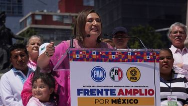 La senadora Xóchitl Gálvez, candidata de oposición a las elecciones presidenciales, habla durante un acto político en el monumento del Ángel de la Independencia, en la Ciudad de México, el domingo 3 de septiembre de 2023.