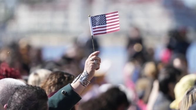 Nuevos ciudadanos prestan juramento en una ceremonia de naturalización, 15 de febrero de 2023 en San Diego, California