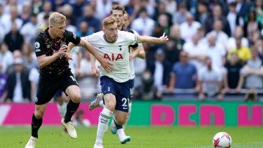 Ben Mee del Brentford y Dejan Kulusevski del Tottenham pelean por el balón en el encuentro de la Liga Premier el sábado 20 de mayo del 2023.&nbsp;