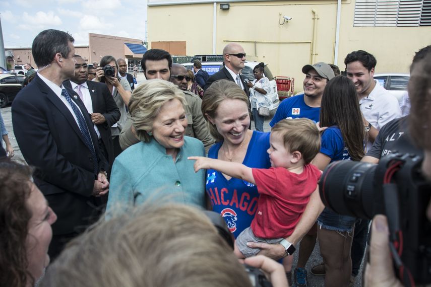 Un pequeño fanático de los Cachorros de Chicago (equipo al que Clinton sigue) se acercó a saludar. 