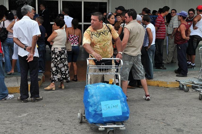 En el Aeropuerto Internacional José Martí, de La Habana, los cuabanos aguardan la llegada de sus parientes que residen en el exterior. (EFE)