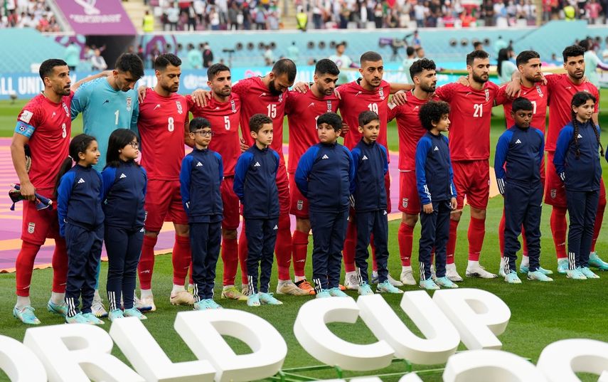 El equipo de Irán espera por el himno nacional antes del juego contra Inglaterra, como parte del Grupo B del Mundial de Catar, en el Khalifa International Stadium de Doha, el lunes 21 de noviembre de 2022.