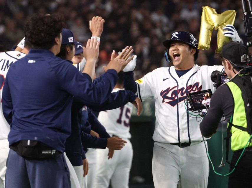 El surcoreano Moon Bo-kyung (der.) celebra su grand slam con sus compañeros en la primera entrada del partido de primera ronda del Grupo C del Clásico Mundial de Béisbol (CMB) entre Corea del Sur y la República Checa en el Tokyo Dome el 5 de marzo de 2026.&nbsp;