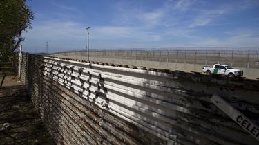 Vista desde territorio mexicano&nbsp;de una patrulla de control fronterizo de EEUU en Tijuana, Baja California, México.