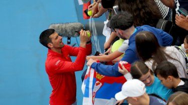 El tenista serbio Novak Djokovic firma autógrafos tras derrotar al francés Quentin Halys en los octavos de final del torneo internacional de Adelaide, en Adelaide, Australia, el 5 de enero de 2023.&nbsp;