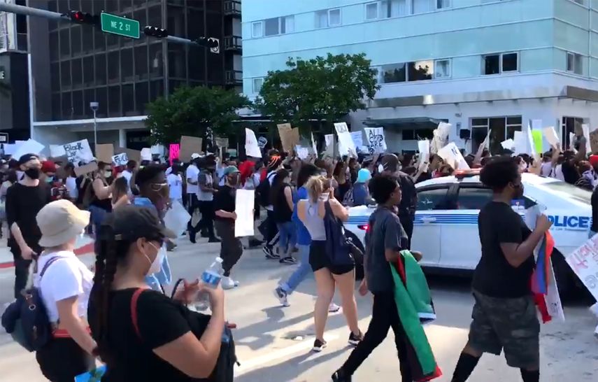 Cientos de miamenses protestan en Biscayne Boulevard por la muerte de George Floyd en Minneapolis.