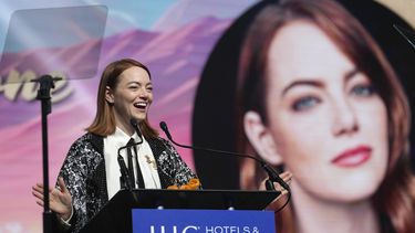 Emma Stone recibe el premio desert palm achievement para una actriz por Poor Things en la 35a edición anual del Festival de Internacional de Cine de Palm Springs el 4 de enero de 2024, en Palm Springs, California.