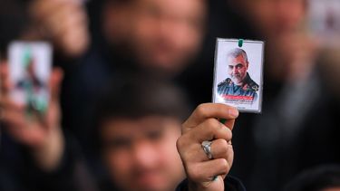 Personas sostienen fotograf&iacute;as del general Qasem Soleimani, muerto tras ataque de EEUU