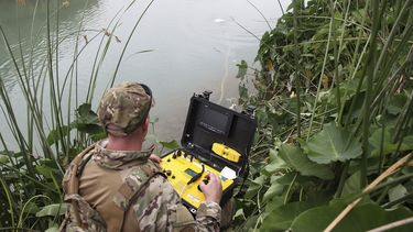 Fotograf&iacute;a fechada el 2 de julio de 2019 de un agente de la Patrulla Fronteriza de EEUU en una operaci&oacute;n de rescate en el r&iacute;o Bravo en Texas.