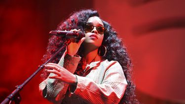 La estrella de R&B H.E.R. recibió los máximos honores de música en los Oscar y los Grammy.