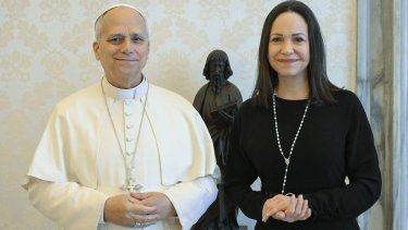 TOPSHOT - Esta foto, tomada y difundida por Vatican Media, la oficina de prensa del Vaticano, el 12 de enero de 2026, muestra al Papa León XIV durante una audiencia privada con la venezolana María Corina Machado, Premio Nobel de la Paz, en el Vaticano.&nbsp;&nbsp;