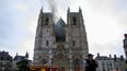 Los bomberos trabajan para extinguir un incendio en la catedral g&oacute;tica de San Pedro y San Pablo, en Nantes, Francia, el s&aacute;bado 18 de julio de 2020. El incendio hizo recordar el incendio devastador en la Catedral de Notre Dame en Par&iacute;s el a&ntilde;o pasado, que destruy&oacute; su techo, hizo colapsar su aguja y amenaz&oacute; con derrumbar el monumento medieval.&nbsp;