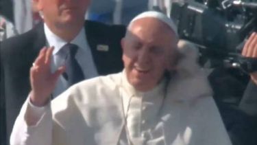 Captura de video del momento en el que una gorra para protegerse del sol golpea ligeramente al papa Francisco en el cuello.