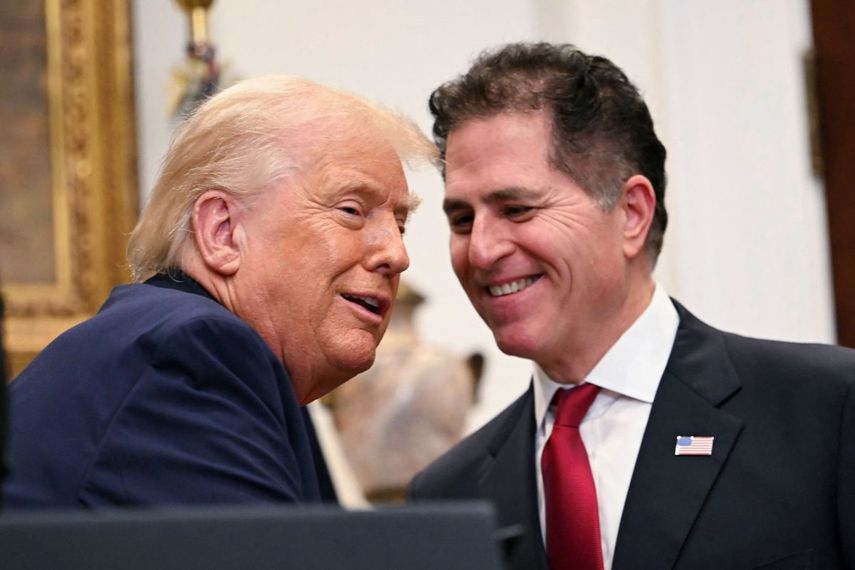 El presidente de Estados Unidos, Donald Trump, anuncia una donación de 6.250 millones de dólares de Michael Dell (der.), director ejecutivo de Dell Technologies, y su esposa Susan a las Cuentas Trump, en la Sala Roosevelt de la Casa Blanca, en Washington, D. C., el 2 de diciembre de 2025. La donación se destinará a financiar cuentas de inversión para al menos 25 millones de niños estadounidenses. (Foto de ANDREW CABALLERO-REYNOLDS / AFP)