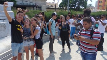 Youtubers y seguidores en la calle G del Vedado.&nbsp;