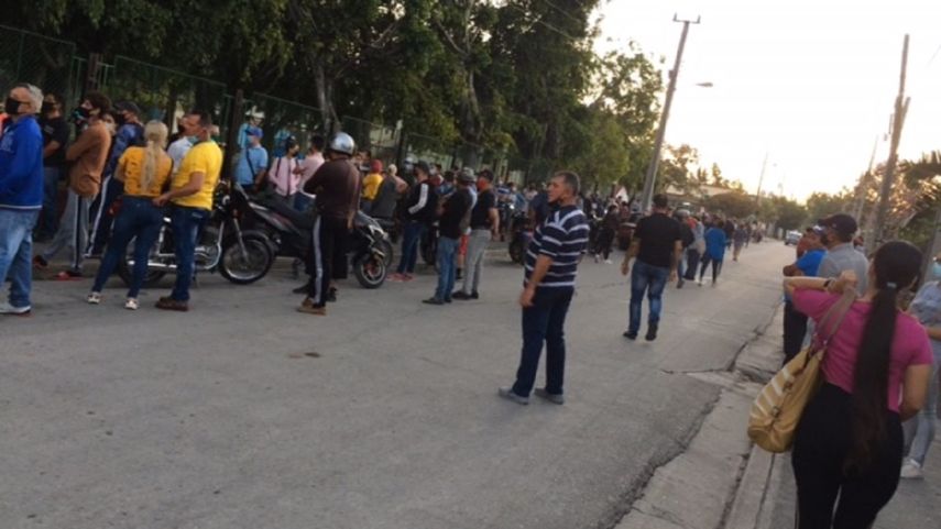Largas colas para el pasaporte en Cuba