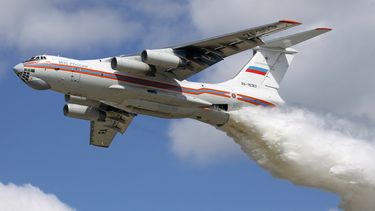 El avión ruso Ilyushin II-76 realizó una primera descarga de 42.000 litros de agua en la región más afectada por las llamas, al sur de Chile.