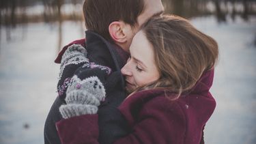 Los abrazos son parte de las interacciones sociales entre los humanos desde el nacimiento, expresan afecto y amor, y pueden darse tanto en contextos positivos como negativos, pero también en situaciones más neutras, simplemente para saludar.