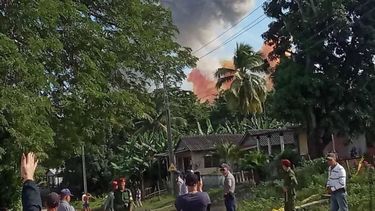 Militares controlan el paso de personas tras las explosiones en una base militar en Holguín, Cuba.&nbsp;