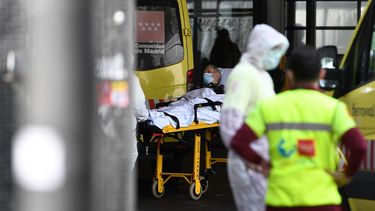 Foto del 23 de marzo de 2020 de un hombre con una m&aacute;scarilla a la entrada del hospital&nbsp;La Paz, en Madrid&nbsp;en medio del cierre nacional por la pandemia del coronavirus&nbsp;COVID-19.