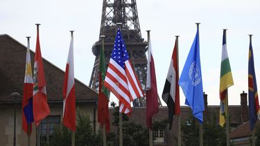 La bandera estadounidense (C) ondea durante una ceremonia por el regreso de Estados Unidos a la UNESCO después de más de media década de ausencia en la sede de la UNESCO en París, el 25 de julio de 2023. &nbsp; &nbsp;