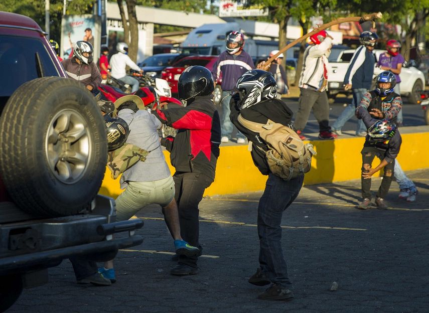 Miembros de las fuerzas antichoque agreden a personas&nbsp; &nbsp;durante las protestas en contra de las reformas del Instituto Nicaragüense de Seguridad Social (INSS), en Managua (Nicaragua).&nbsp;