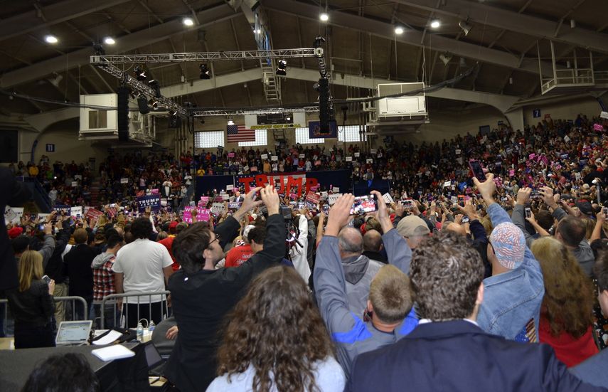 Simpatizantes de Trump en un mitin en&nbsp;Johnstown, en una zona del estado de Pensilvania dedicada al acero y al carbón y que ha perdido gran cantidad de fábricas y puestos de trabajo en los últimos años.