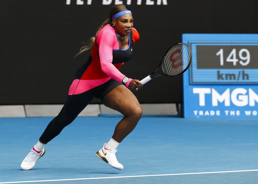La tenista estadounidense Serena Williams corre para devolver una pelota a la alemana Laura Siegemund en su partido de primera ronda en el Abierto de Australia, en Melbourne, el lunes 8 de febrero de 2021.