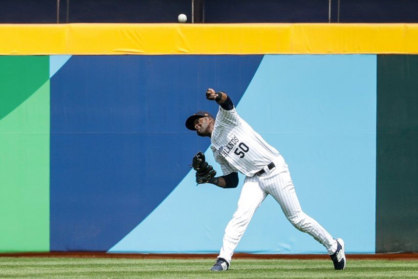 El jardinero holandés Roger Bernadina lanza la bola durante un partido del Grupo A del Clásico Mundial de Béisbol contra Panamá, en el estadio Taichung Intercontinental, en Taichung, Taiwán, el 9 de marzo de 2023.&nbsp;