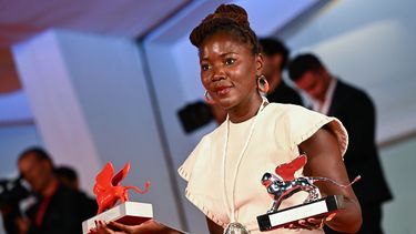 La directora francesa Alice Diop posa después de recibir el León del Futuro -Premio de Venecia Luigi De Laurentiis- y el León de Plata -Gran Premio del Jurado a la Ópera Prima- por Saint Omer el 10 de septiembre de 2022, tras la ceremonia de clausura del 79º Festival Internacional de Cine de Venecia en el Lido di Venezia, Italia.