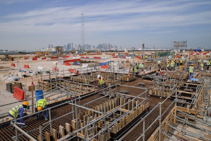 Obras de construcción del estadio Ras Abu Aboud, con el telón de fondo de la ciudad de Doha, Catar.