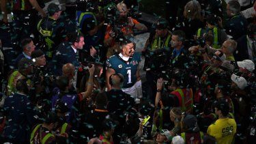 El mariscal de campo de los Eagles de Filadelfia, Jalen Hurts, durante una entrevista televisiva tras ganar el Super Bowl 59, el 9 de febrero de 2025.