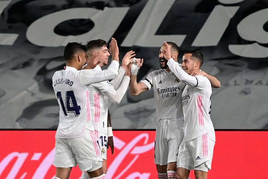 El delantero francés del Real Madrid Karim Benzema celebra con sus compañeros tras anotar durante el partido de fútbol de la Liga española El Clásico entre el Real Madrid CF y el FC Barcelona en el estadio Alfredo di Stefano&nbsp;
