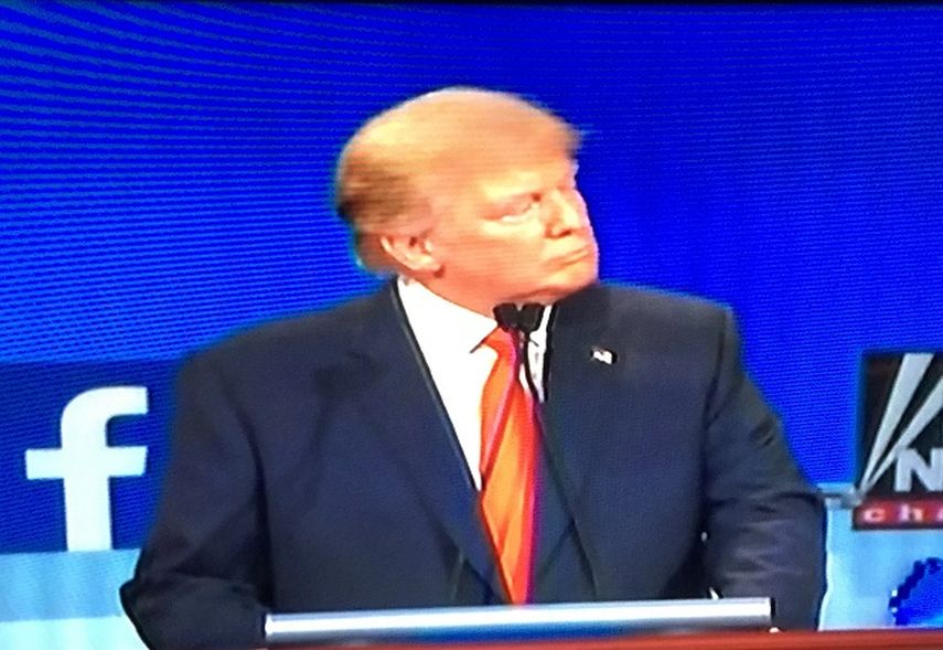 Donald Trump, durante el debate republicano de este jueves. (IMAGEN TOMADA DE LA TV)
