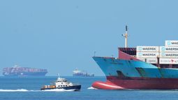 ARCHIVO - Un buque de mercancía navega hacia el océano Pacífico después de atravesar el Canal de Panamá, visto desde Ciudad de Panamá, el 3 de agosto de 2023.