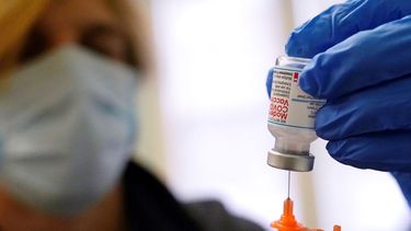 La farmacéutica Kenni Clark prepara una dosis de refuerzo de la vacuna de Moderna contra el COVID-19 en una clínica de vacunación.