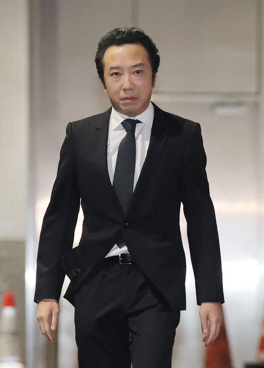 Esta fotografía tomada el 31 de julio de 2023 muestra al actor japonés de Kabuki Ennosuke Ichikawa, acusado de asistir el suicidio de sus padres, saliendo de la estación de Harajuku del Departamento de Policía Metropolitana de Tokio. &nbsp;