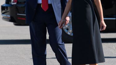 El presidente Donald Trump y la primera dama Melania Trump a su llegada al Aeropuerto Internacional de Nashville en Nashville, Tennessee el 22 de octubre de 2020. Trump se dirige a la Universidad de Belmont en Nashville, Tennessee para participar en el debate presidencial final.
