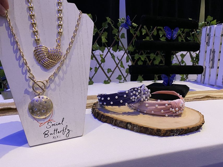 Uno de los stands de ventas, con diseños de la marca Social Butterfly.&nbsp;