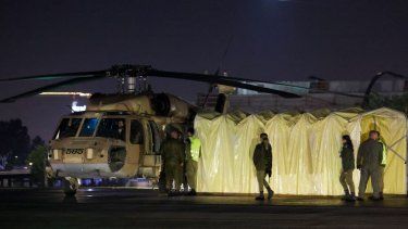 Soldados israelíes junto a un helicóptero que transporta a dos rehenes israelíes secuestrados por terroristas de Hamás en el ataque del 7 de octubre.